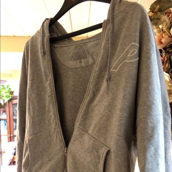 ‘P’ Zip-Up - Picture 4 of 4